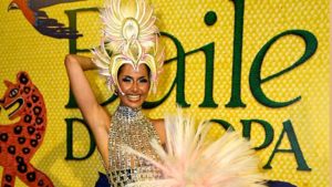 Camila Pitanga surge com fantasia decotada ao trocar de look no Baile do Copa