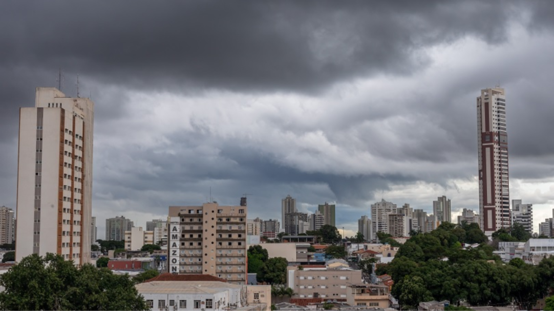 Frente fria aumenta chance de temporais no Sudeste