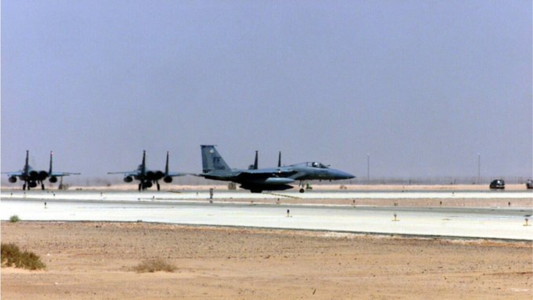 Aeronaves militares dos EUA estão sendo posicionadas em base no Catar 