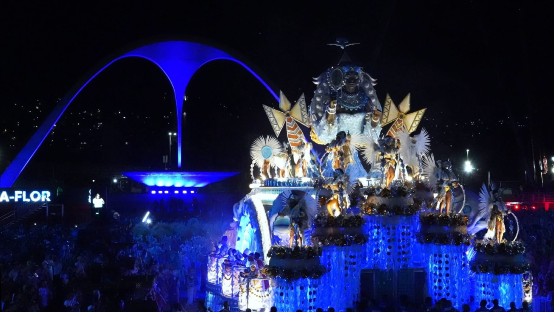 Quatro escolas se apresentam na segunda noite de desfiles do carnaval do Rio