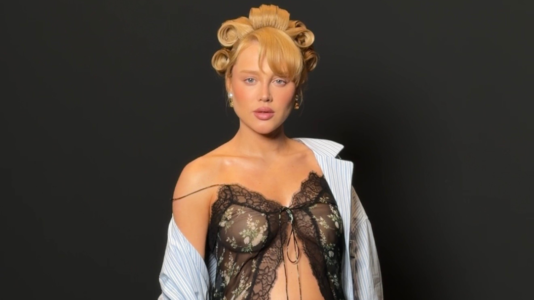 Malu Borges rouba a cena com bobs no cabelo em desfile da Dolce & Gabbana