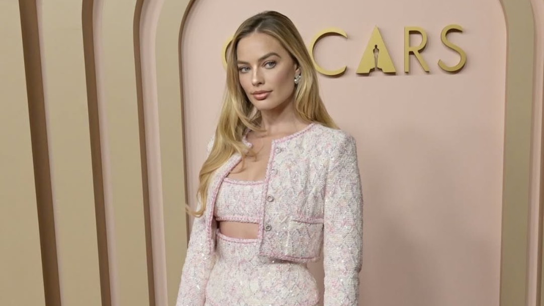 Margot Robbie usa joia histórica em estreia