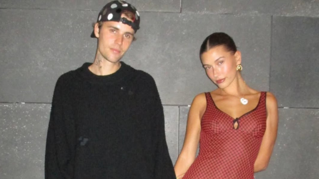 Justin e Hailey Bieber usam broches “Ice Out” no tapete vermelho do Grammy