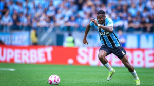 Edenilson desembarca no Rio e fica perto de anúncio pelo Botafogo