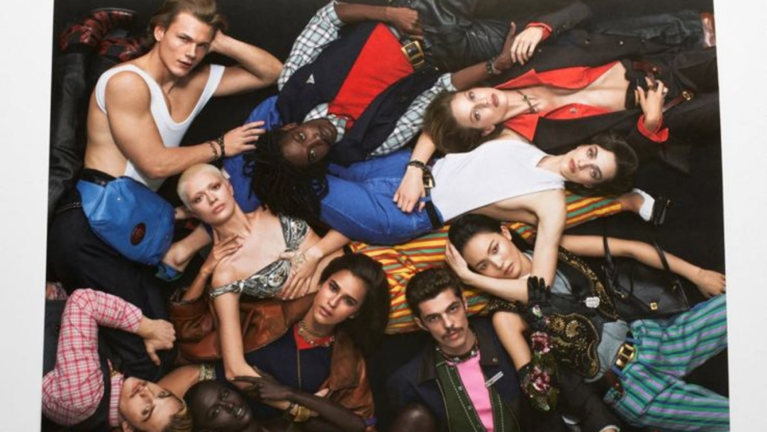 Versace revisita seu passado e inaugura uma nova era criativa