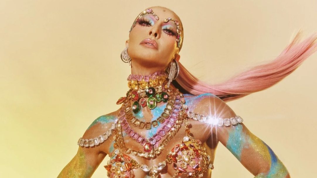 Sabrina Sato abre maratona carnavalesca do final de semana com look cravejado com três mil cristais