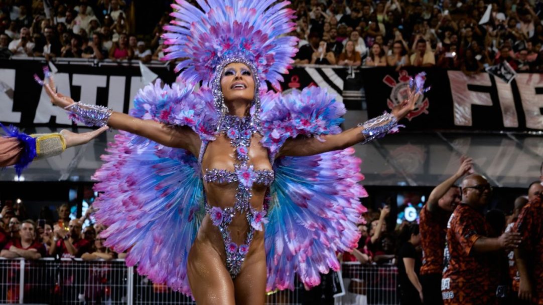 Sabrina Sato abre álbum com fotos ao lado de Nicolas Prattes e dos bastidores do desfile da Gaviões