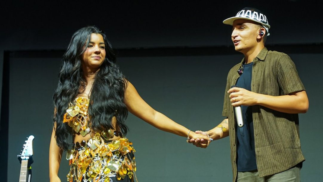 João Gomes chama a esposa e canta “Quando Deus te desenhou,Ele tava namorando”