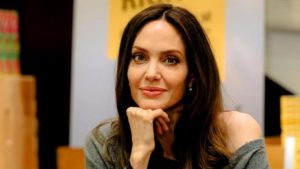 Angelina Jolie brilha em Paris com vestido Givenchy na première de “Couture”