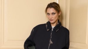 Bella Hadid estreia na Prada com quatro looks e reforça tendência da maxi-bag