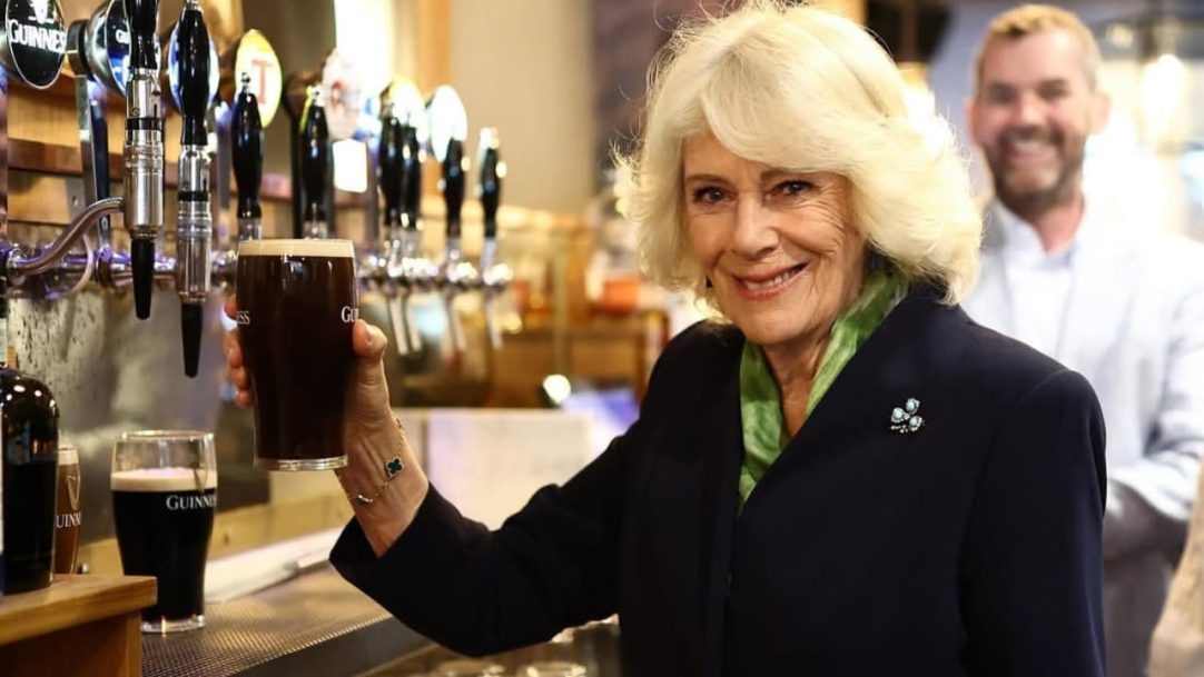 Rainha Camilla aposta em broche de R$ 236 mil com simbolismo marcante