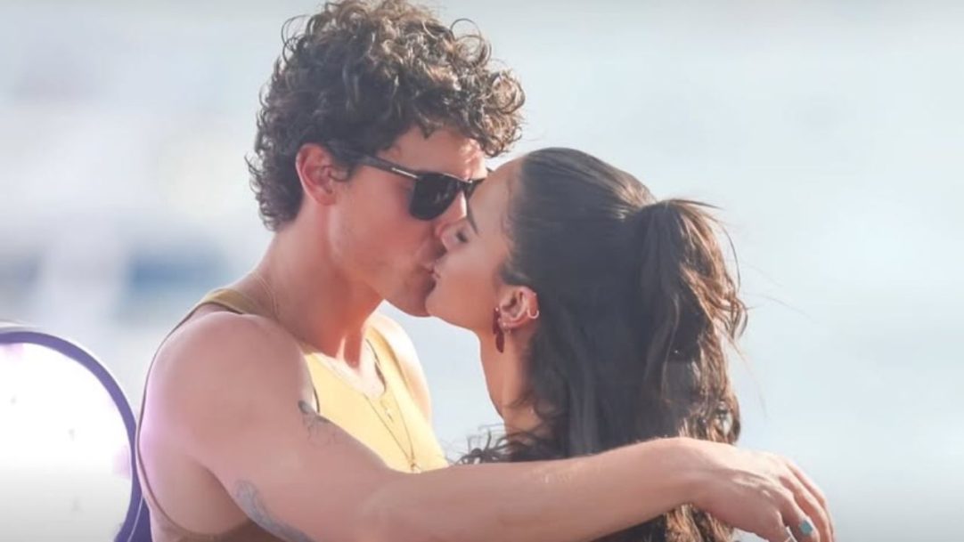 Bruna Marquezine e Shawn Mendes são flagrados juntos em praia carioca
