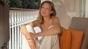 Gigi Hadid domina a passarela e apresenta dois looks no desfile da Ralph Lauren