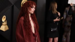 Chappell Roan escolhe naked dress e movimenta o tapete vermelho do Grammy