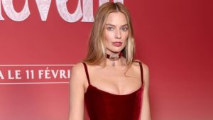 Margot Robbie homenageia Chanel ao usar vestido inspirado em criações icônicas de Gabrielle Chanel