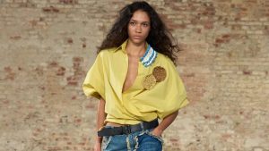 Adrian Appiolaza Celebra Raízes Argentinas no Inverno 2026 da Moschino