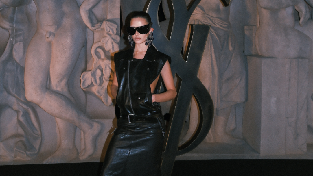 Livia Nunes marca presença como convidada brasileira em desfile da Saint Laurent