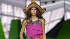 Miu Miu transforma passarela em jardim e surpreende na Semana de Moda