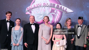 Bal de la Rose reúne realeza e famosos em noite de luxo com tema galáctico