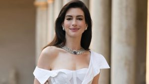 Anne Hathaway aposta em contraste marcante e domina evento de luxo da Bvlgari
