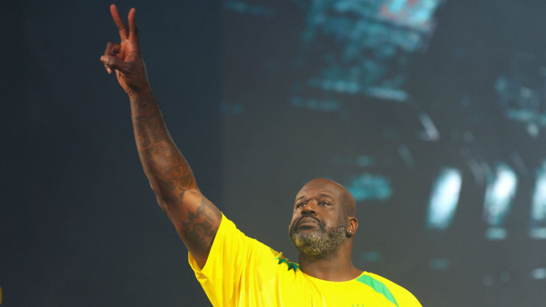 Shaquille O’Neal veste camisa do Brasil em aparição como DJ em festival