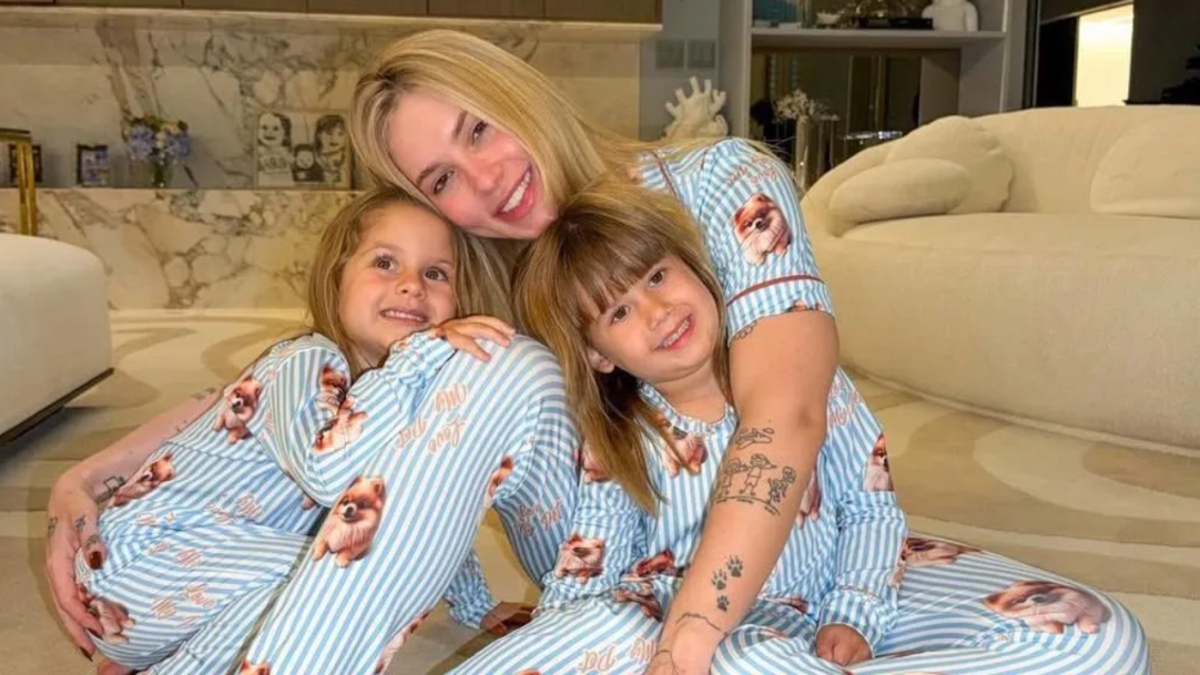 Virginia Fonseca mostra novo piercing no umbigo e filhas reagem: “Virou um evento”