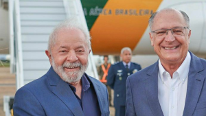 Lula confirma Alckmin para vice e anuncia saída de ministros; cenário político tem polarização acirrada