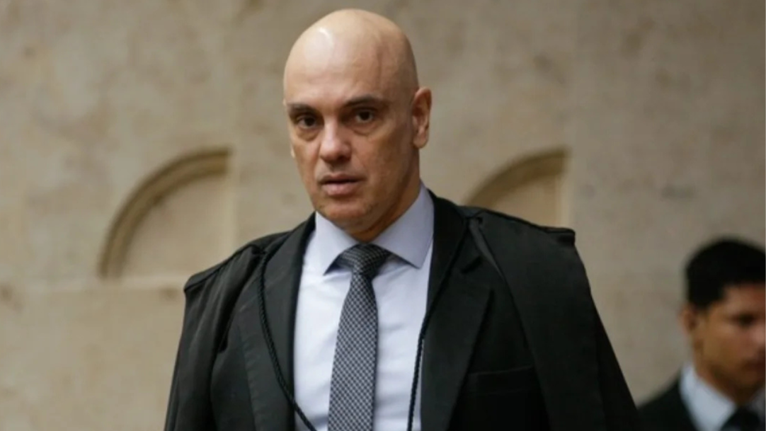 Foto do ministro do STF Alexandre de Moraes no ofício judiciário