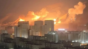 Ataque em Teerã encobre céu com fumaça e levanta alerta para chuva ácida