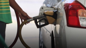 Após ataques do Irã no Qatar, preço do petróleo volta disparar
