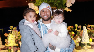 Neymar exibe momento das filhas Mavie e Helena