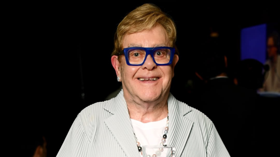 Elton John completa 79 anos e segue brilhando no meio musical