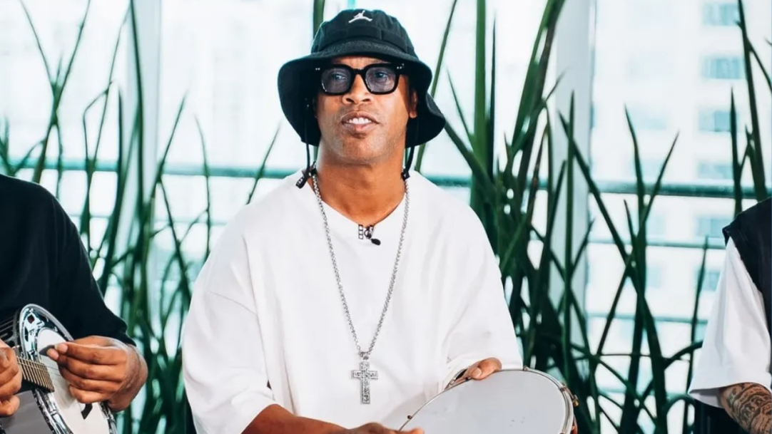 Ronaldinho amplia atuação fora dos gramados e aposta em carreira musical