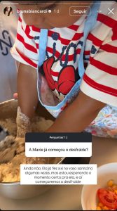 Mavie filha de Bruna e Neymar, ajudando a mãe na cozinha