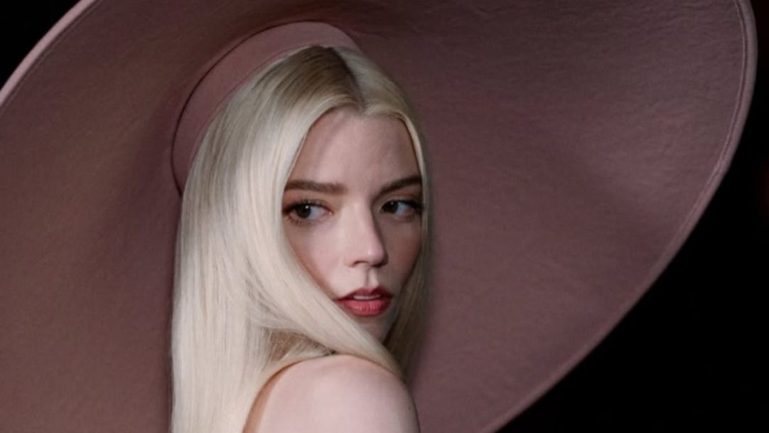 Anya Taylor-Joy impressiona com visual Princesa Peach assinado por Jacquemus