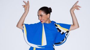 Camila Pitanga combina look da Loewe e botas da Alaïa com estilo autoral