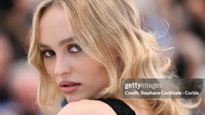 Chanel aposta na estética do jeans em coleção estrelada por Lily-Rose Depp