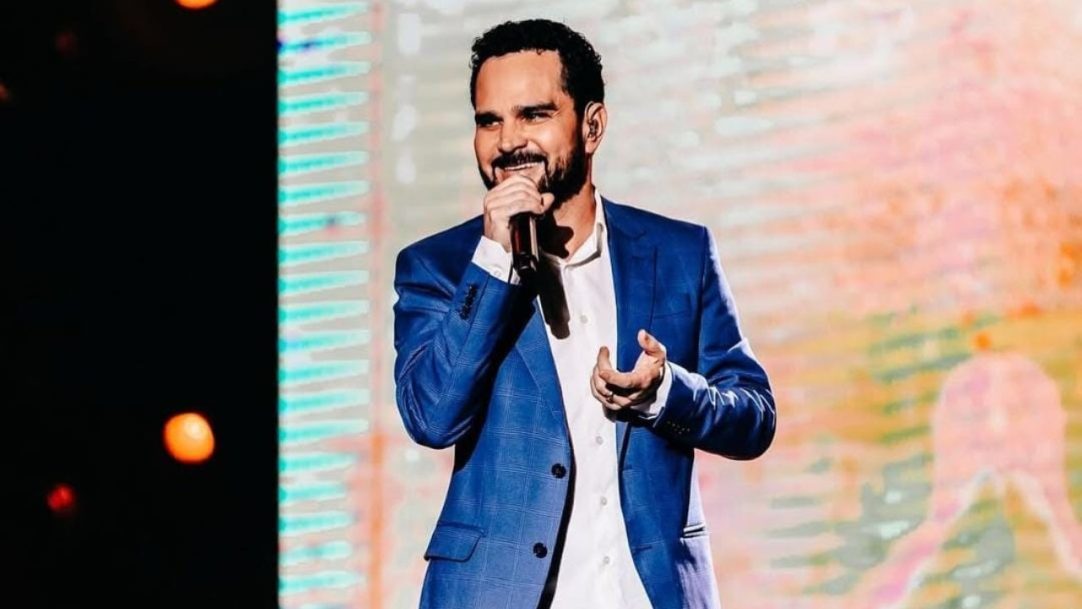 Luciano Camargo prestigia lançamento do primeiro livro de sua filha, Isabela