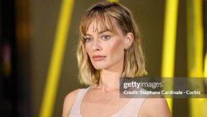 Margot Robbie surge de visual renovado e aposta em corte bob em desfile da Chanel