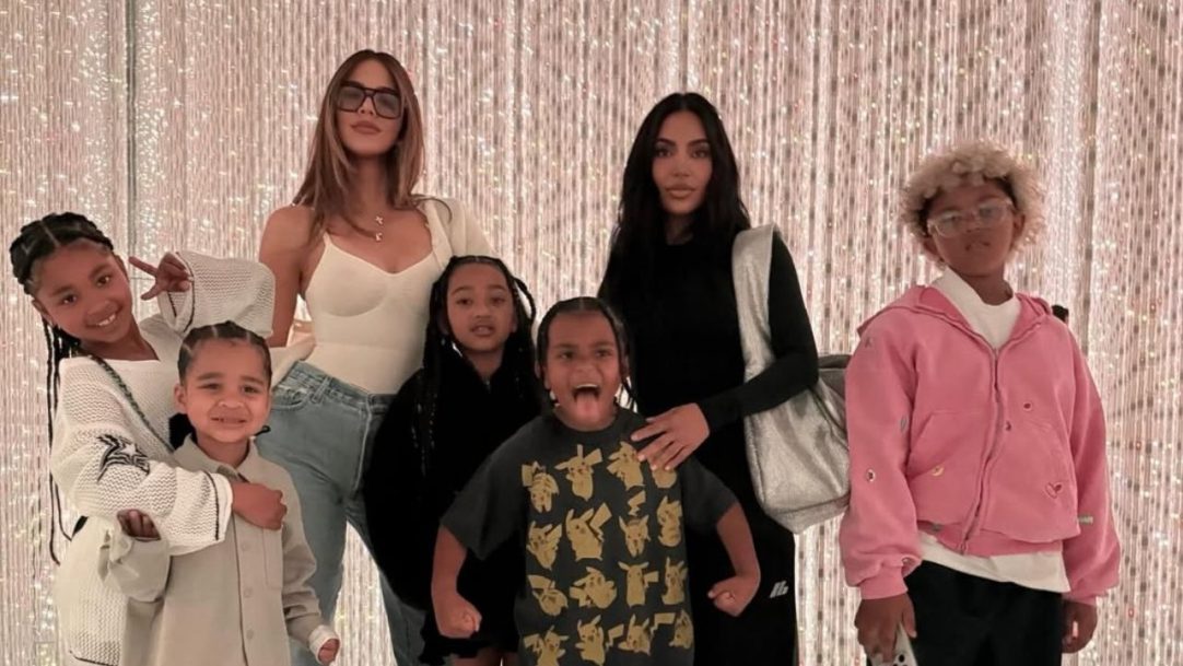 Kim e Khloé Kardashian aproveitam viagem ao Japão com os filhos