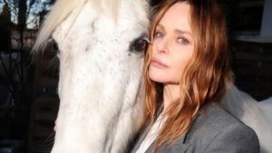 Stella McCartney leva cavalos à passarela da Paris Fashion Week 2026