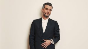 Wagner Moura exibe elegância em look para o Oscar 2026