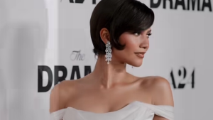 Zendaya repete vestido do Oscar 2015 em première apostando na moda sustentável