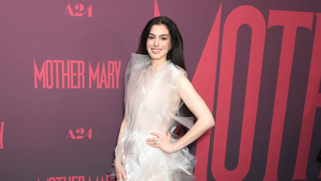 Anne Hathaway brilha com look translúcido em exibição de “Mother Mary”