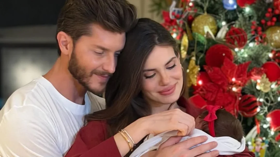 Camila Queiroz apresenta filha Clara pela primeira vez e revela detalhes da maternidade