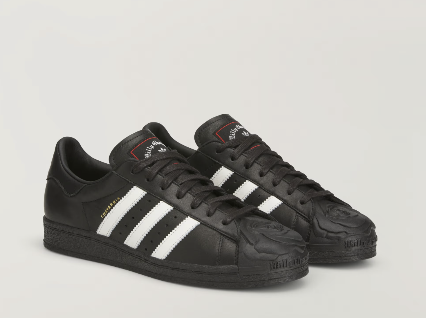 Tênis adidas Superstar em colaboração com Willy Chavarria na cor preta, com cabedal em couro, listras brancas laterais e biqueira em formato de rosa, destacando design escultural e proposta contemporânea.