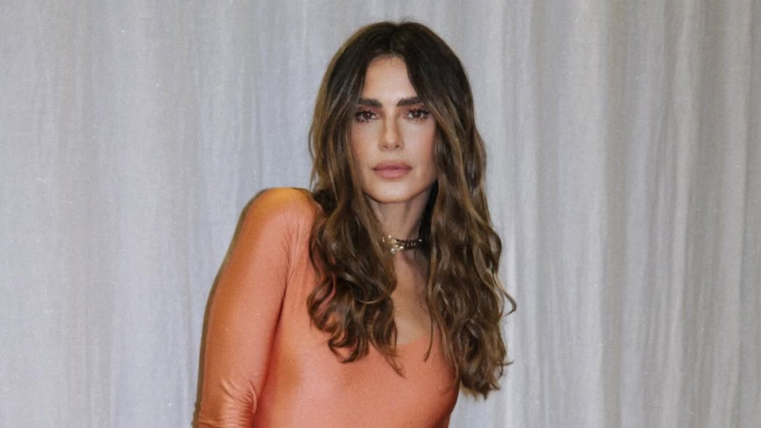 Carolina Dieckmmann chama atenção em look com recortes estratégicos