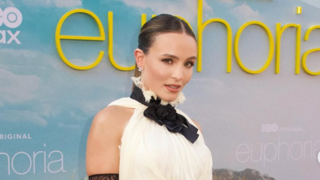 Larissa Manoela leva elegância vintage ao red carpet de Euphoria