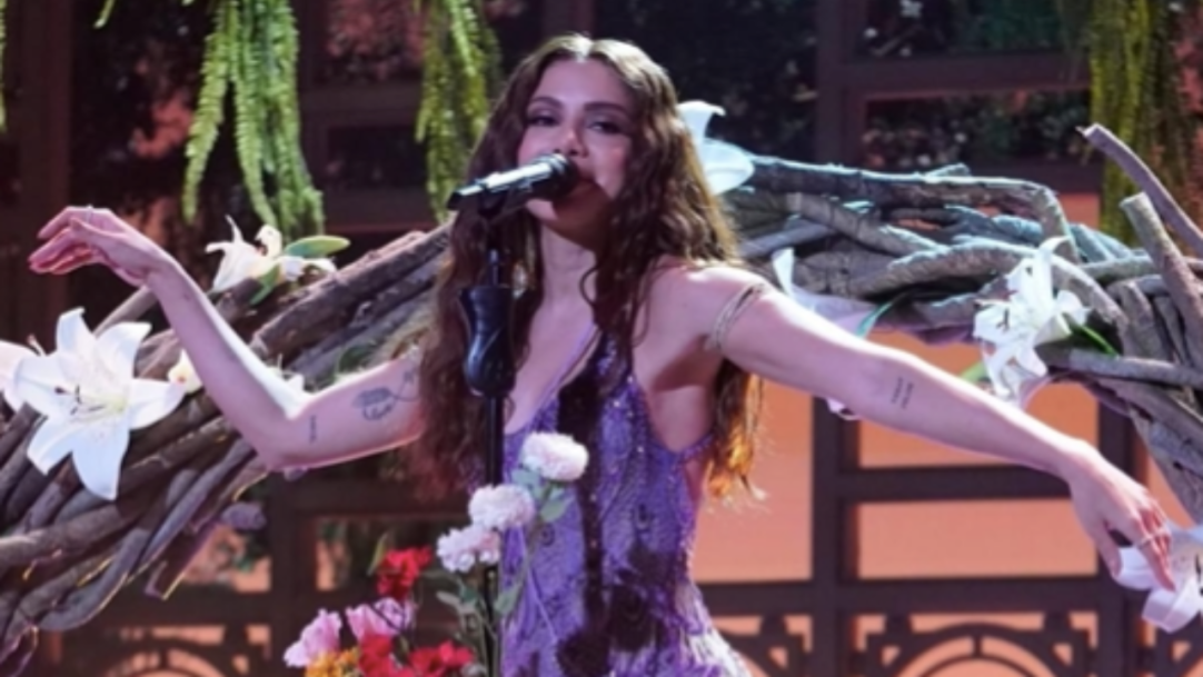 Anitta usa PatBO em apresentação no Saturday Night Live