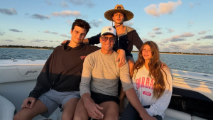 Tom Brady posa com os filhos e semelhança impressiona